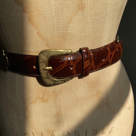 Vintage Faux Croc Dk Brown Brushed Gold Buckle & Conchos Belt, Small, Like New - Picture 3 of 9
